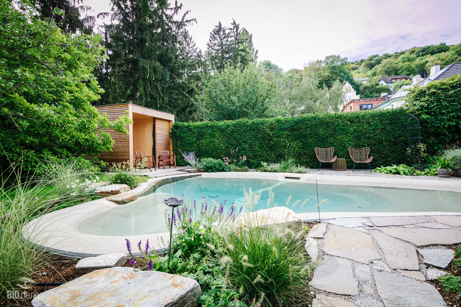 Biodesign Pool in privatem Garten — Strandeingang und Naturstein